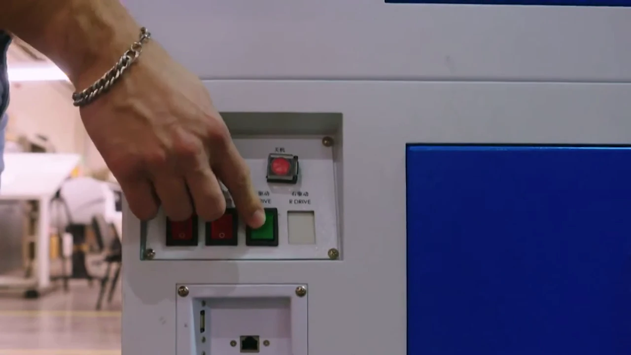 Máquina de corte a laser em ação no fabrico de peças de vestuário